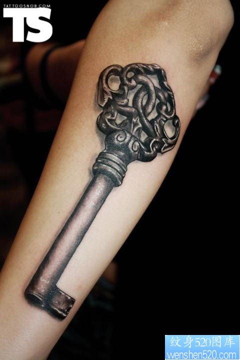 小臂的一张立体钥匙纹身作品