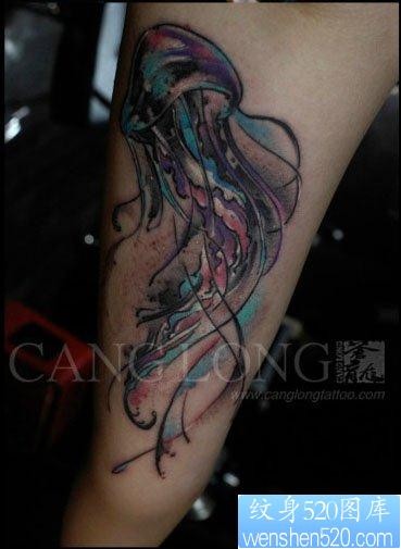 美女手臂精美流行的水母纹身图片