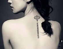 背部漂亮的莲花和梵文纹身