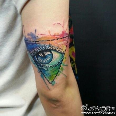 手臂一张精美流行的彩色三角眼睛纹身图片