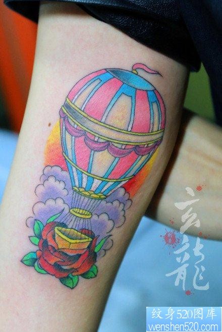 女人手臂内侧前卫流行的热气球纹身图片