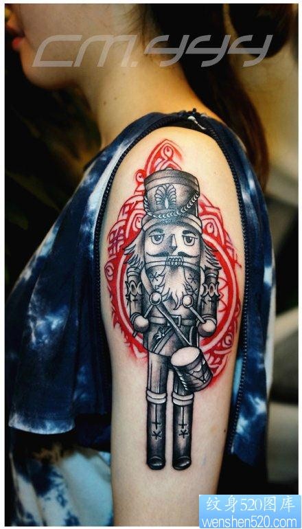 手臂流行经典的布偶纹身图片
