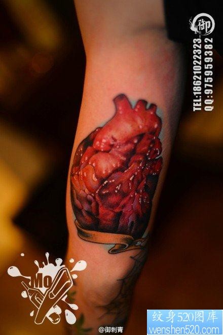 流行很酷的一张心脏纹身图片