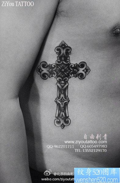 侧腰精美流行的一张十字架纹身图片