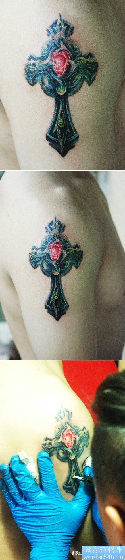 手臂很帅精美的一张十字架纹身图片