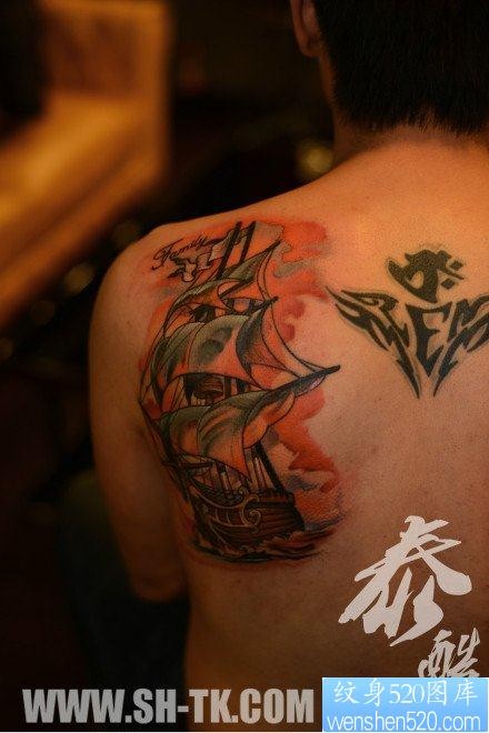 肩背流行经典的一张帆船纹身图片