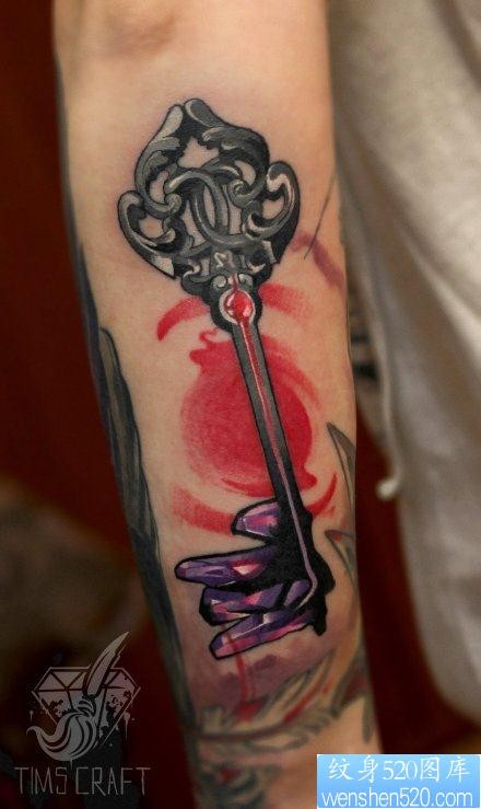 手臂前卫的一张欧美钥匙纹身图片