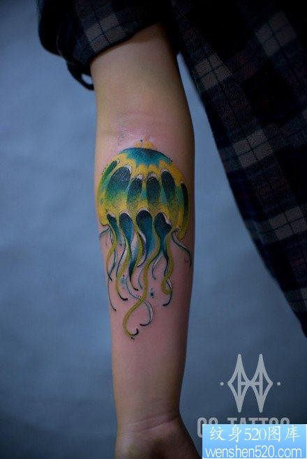 手臂精美流行的水母纹身图片