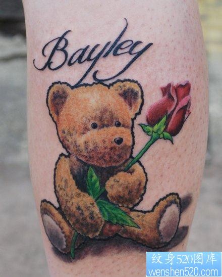 腿部一张经典前卫的熊娃娃纹身图片