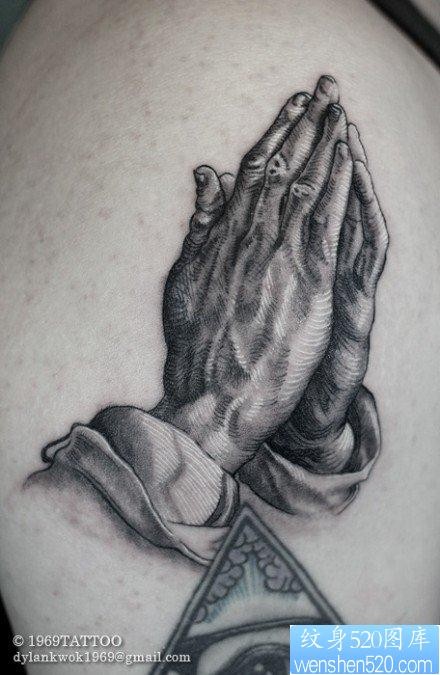 一张经典流行的祈祷之手纹身图片