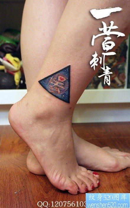腿部精美前卫的三角星空纹身图片