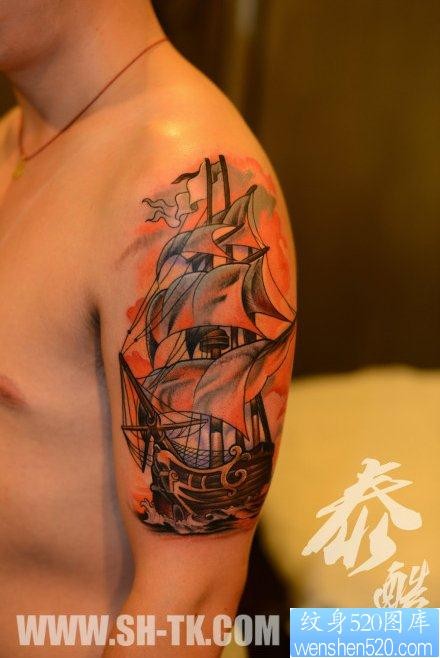 手臂流行精美的帆船纹身图片