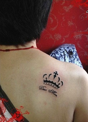 背部皇冠和英文纹身