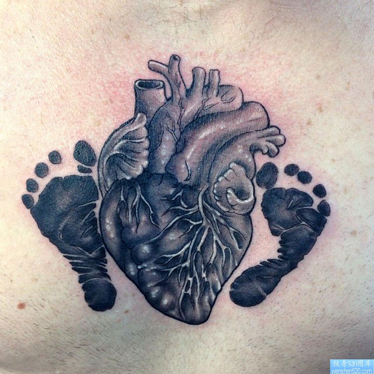 一张非常逼真的心脏纹身作品