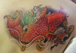 一款背上的彩色鲤鱼纹身