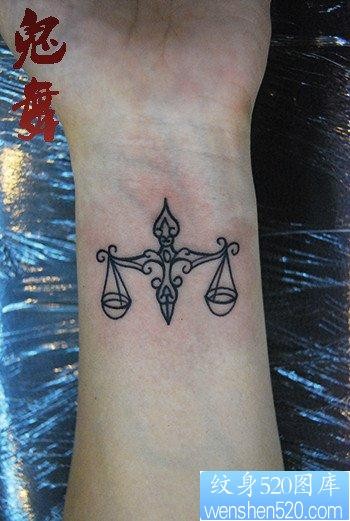 女人手腕一张经典的天秤座符号纹身图片