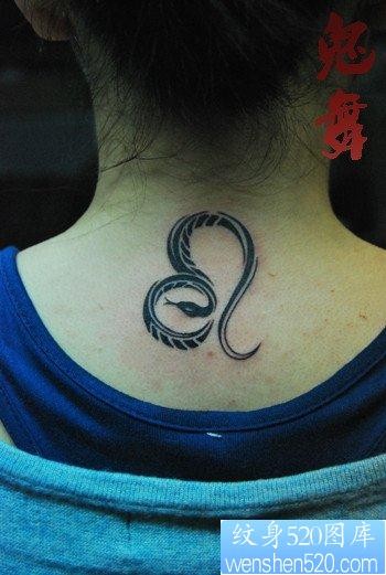 女人颈部小巧的蛇与狮子座纹身图片