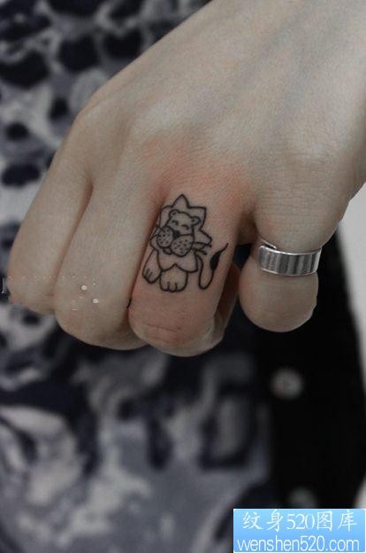 女孩子手指一张小狮子狮子座纹身图片