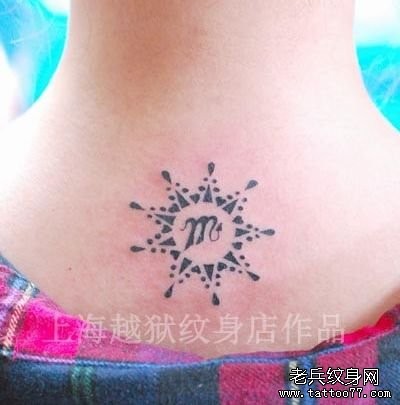 女孩子背部图腾天蝎座与太阳纹身图片