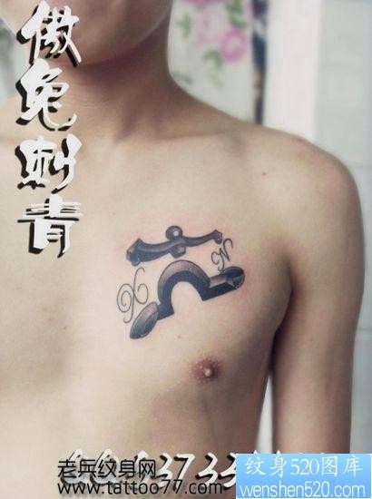胸部天秤座字母纹身图片