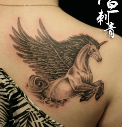 一张女孩子肩背独角兽纹身图片