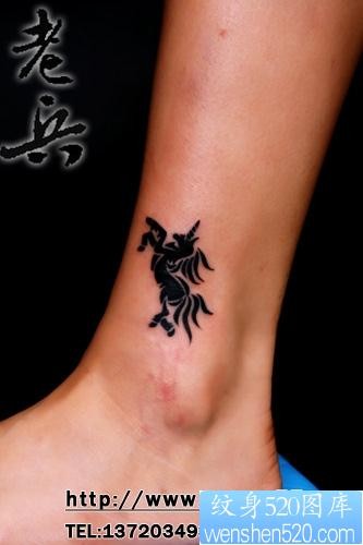 独角兽纹身图片：脚踝部位图腾独角兽纹身图案