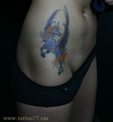 独角兽纹身图片：美女腹部彩色独角兽纹身图案
