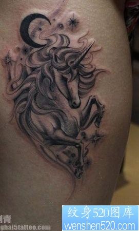 独角兽纹身图片：腿部黑灰独角兽星星月亮纹身图案