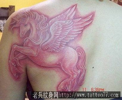 超炫的肩部彩色独角兽翅膀纹身图案