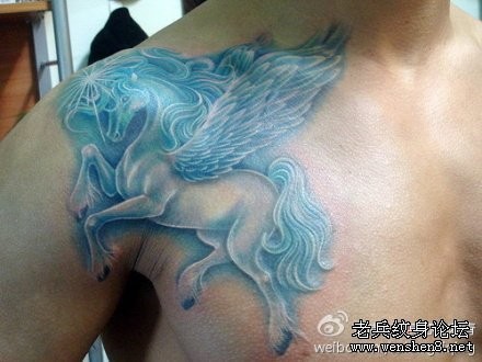 独角兽纹身图片：一张胸部彩色独角兽纹身图案