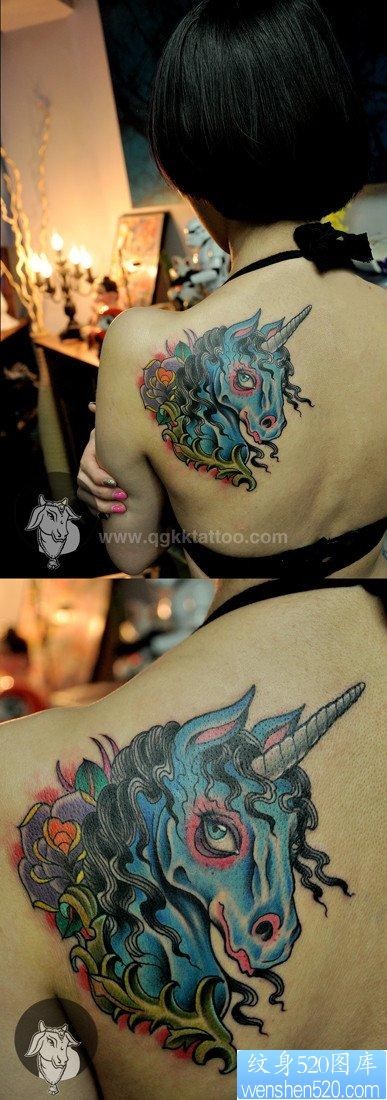 流行好看的女人肩背独角兽纹身图片