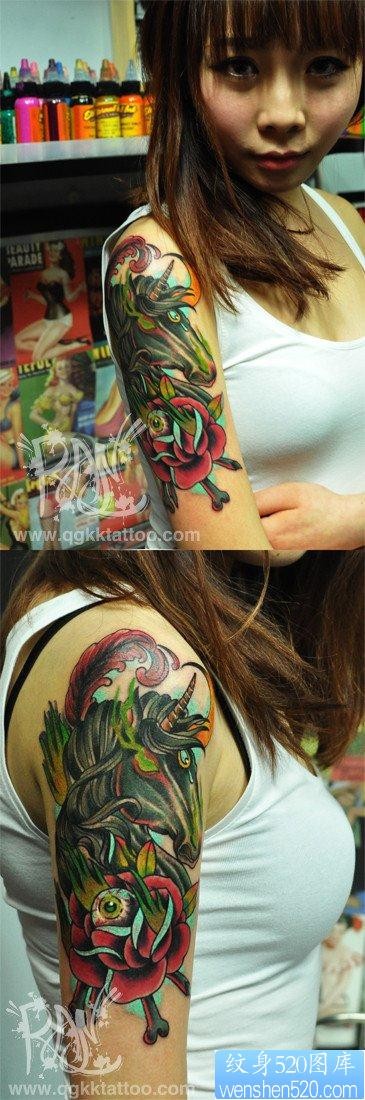 女孩子手臂流行经典的独角兽纹身图片