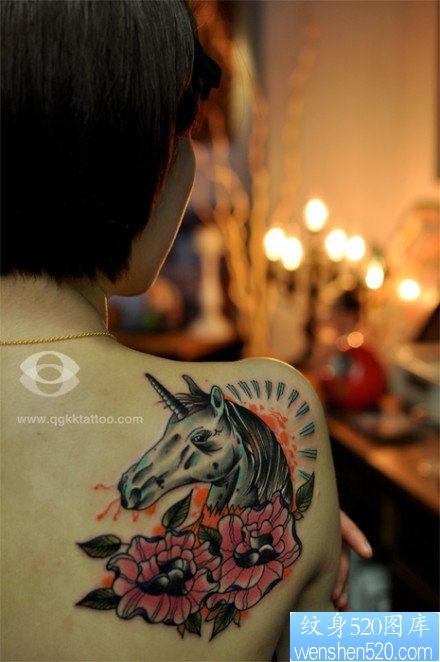 女人肩背流行时尚的独角兽纹身图片