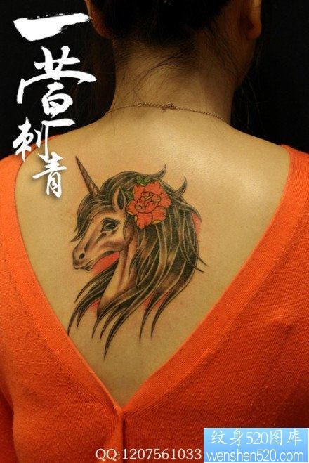 美女背部一张独角兽纹身图片
