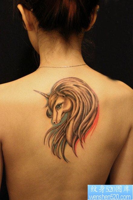美女背部经典的黑灰独角兽纹身图片