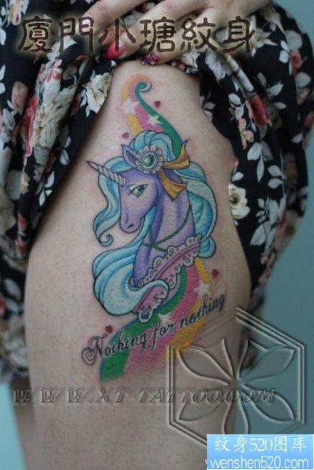 女人腿部漂亮的彩色独角兽纹身图片