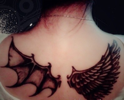 女性背部创意翅膀刺青