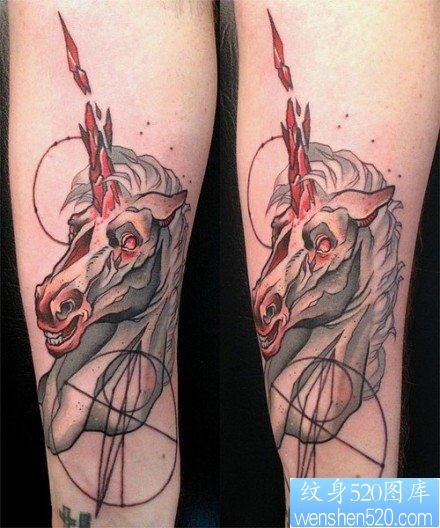 手臂超酷流行的独角兽纹身图片