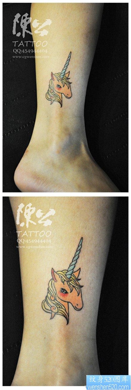 腿部小巧流行的独角兽纹身图片