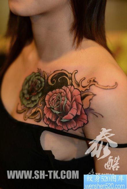 女人胸前一张玫瑰花纹身图片