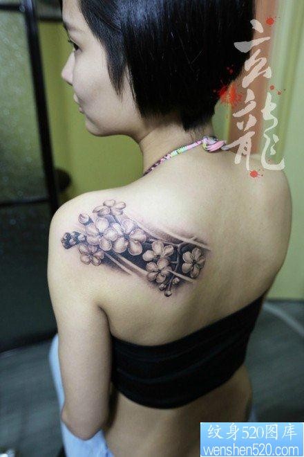 美女肩背唯美流行的黑白花卉纹身图片
