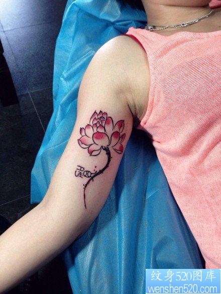 女人手臂内侧唯美流行的莲花纹身图片