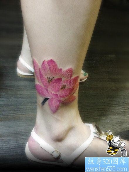 女人腿部好看精美的彩色莲花纹身图片