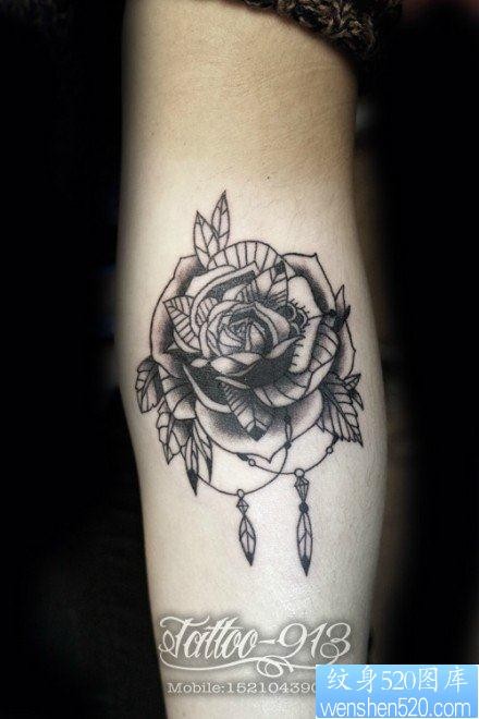 手臂唯美的黑白玫瑰花纹身图片