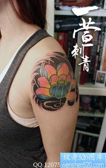 女人手臂唯美好看的传统莲花纹身图片