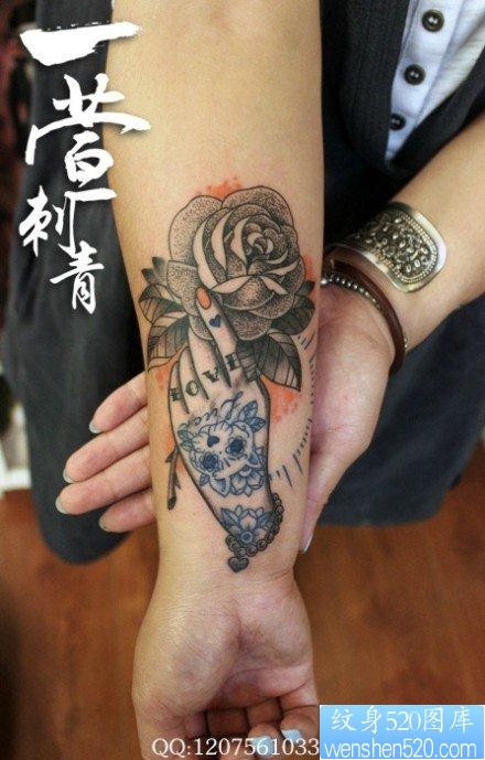 手臂唯美前卫的一张玫瑰花纹身图片