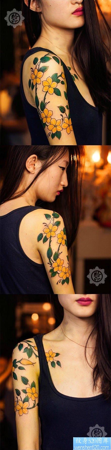 女人手臂漂亮精美的花卉纹身图片