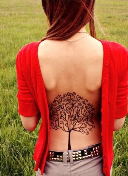 女性背部爱情树漂亮刺青