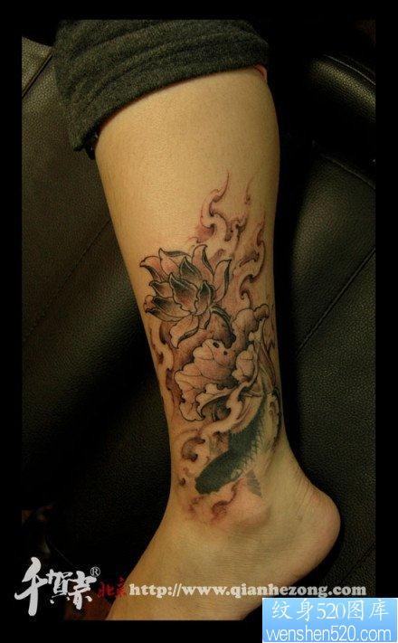 腿部唯美的黑白莲花纹身图片