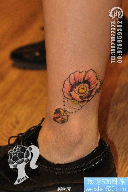 女人腿部小巧前卫的花卉纹身图片